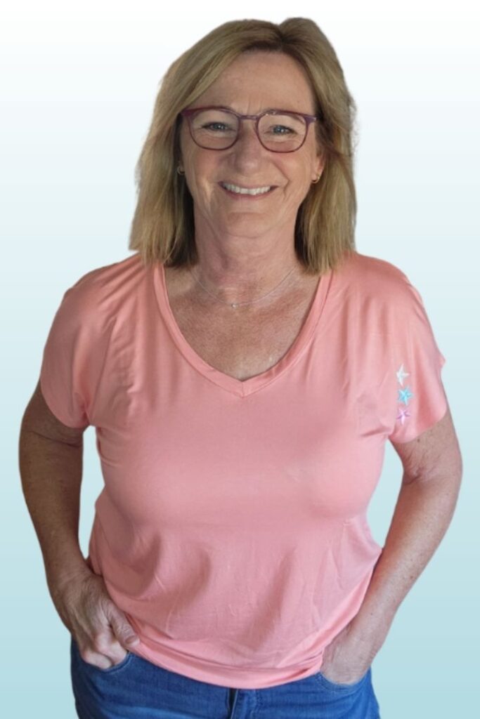 Barbara Erdt lächelt fröhlich in die Kamera. Sie bietet ganzheitliche Therapie und alternative Behandlung in Mengkofen an.