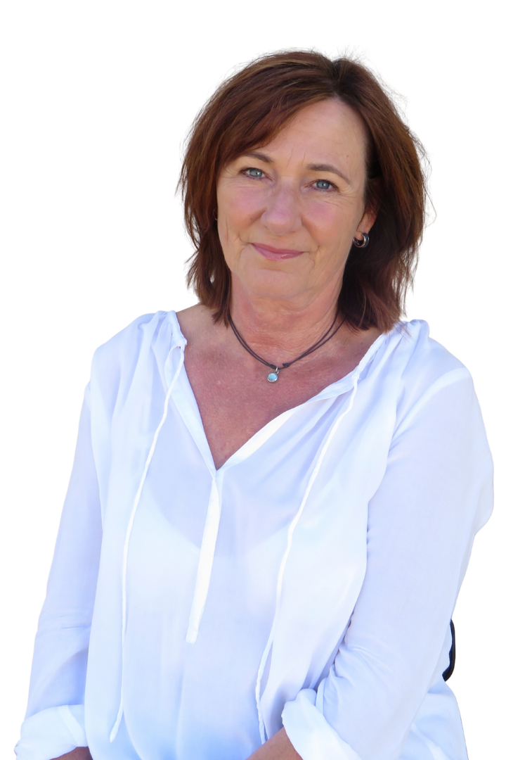 Barbara Erdt in einem weißen Hemd schaut vertrauensvoll in die Kamera. Sie ist Heilpraktiker in Dingolfing-Landau.