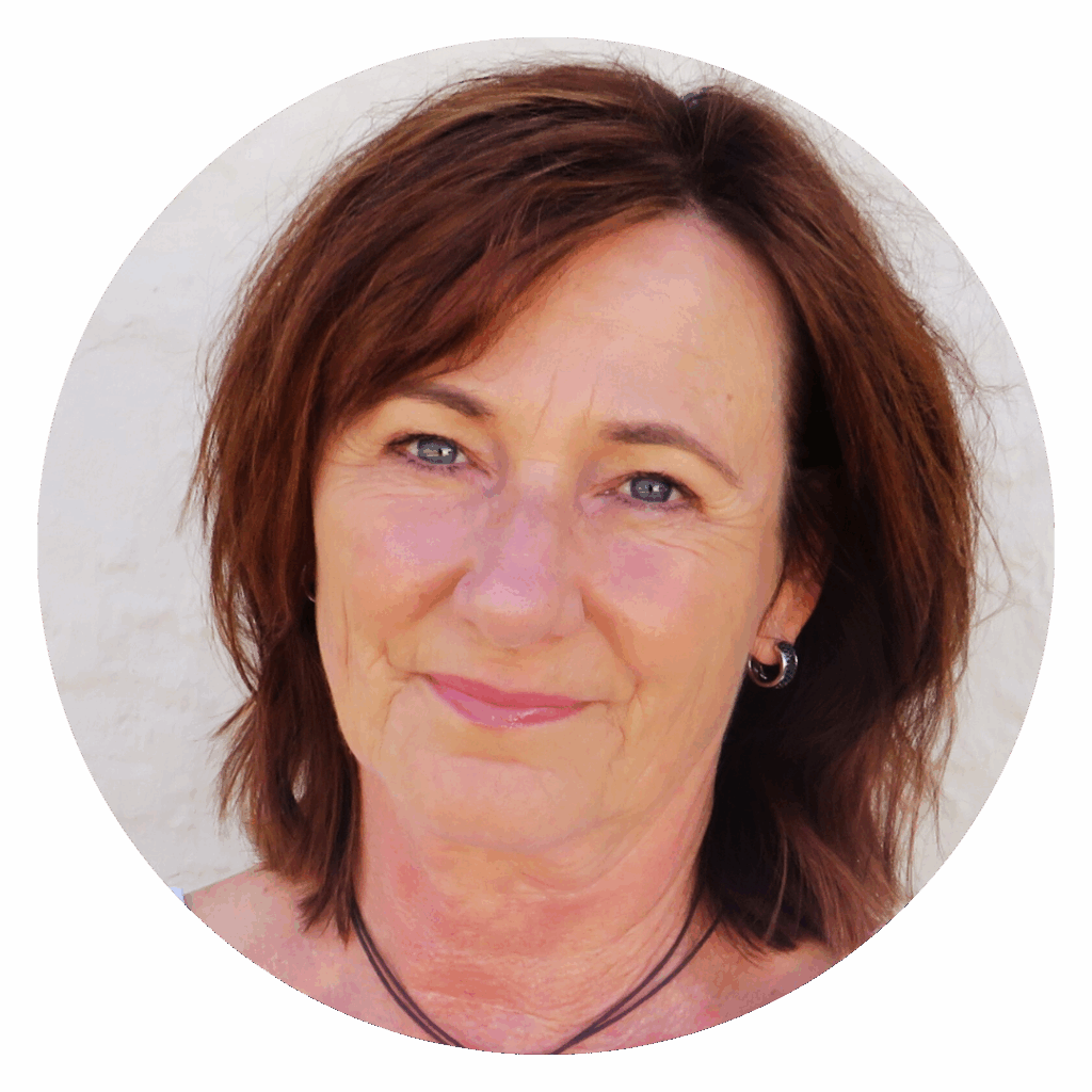 Portrait von Barbara Erdt. Sie lächelt sanft in die Kamera vor ihrer Naturheilpraxis Mengkofen.