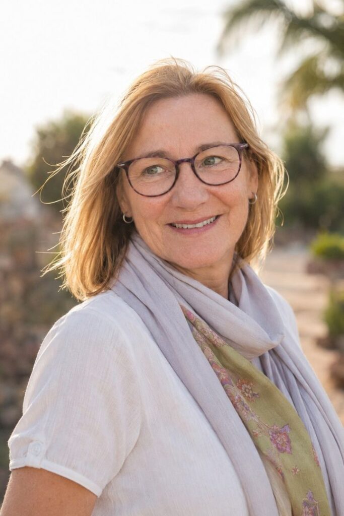 Porträt von Barbara Erdt. Die Expertin für biophysikalische Regulation lächelt entspannt in hellem Licht.