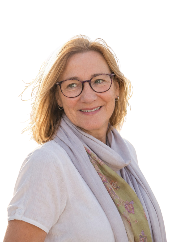 Barbara Erdt blickt entspannt in die Ferne, ein Symbol für die befreiende Wirkung der körperorientierten Stressbewältigung.